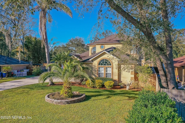 view of front facade featuring a front yard