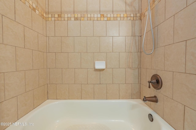 bathroom with tiled shower / bath combo