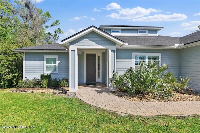 view of front facade with a front lawn