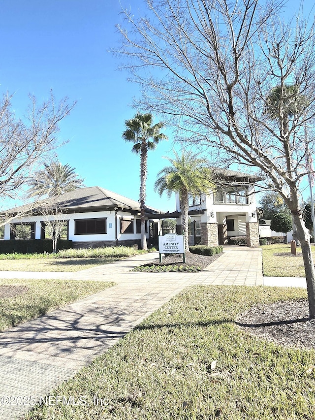 view of front of property featuring a front lawn