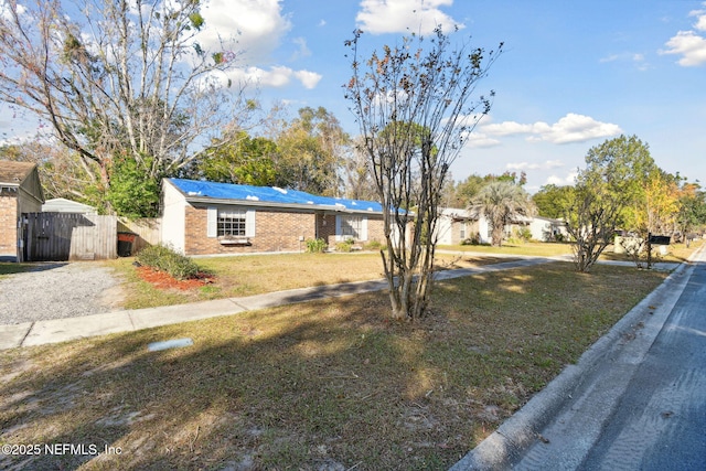 single story home with a front yard