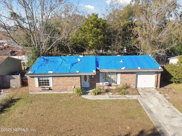 view of front facade featuring a garage and a front yard