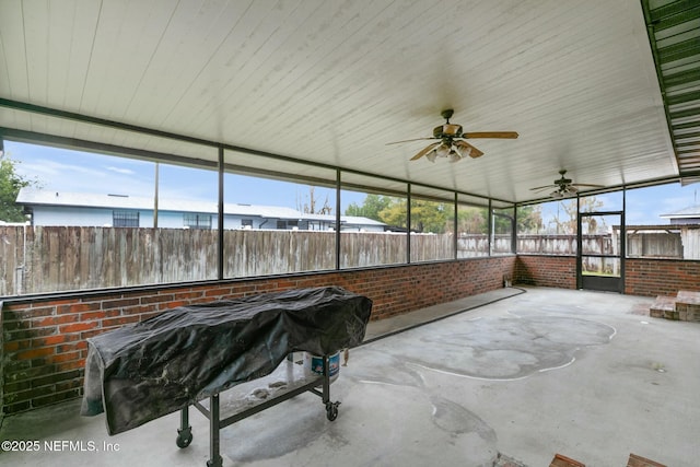 sunroom with ceiling fan