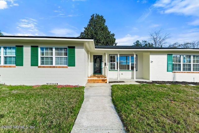 view of front of house featuring a front lawn