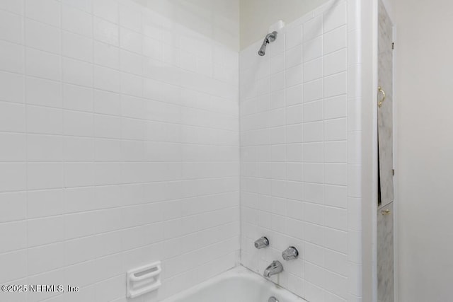 bathroom with tiled shower / bath