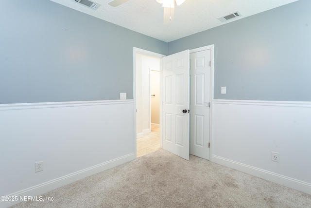 empty room featuring light carpet and ceiling fan