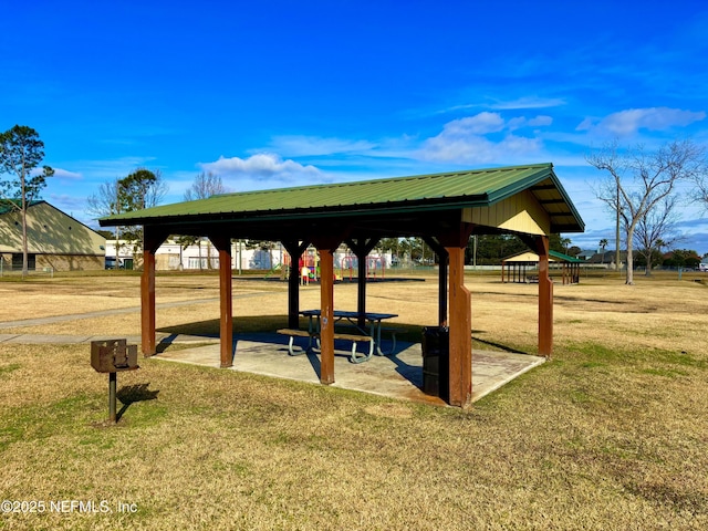 view of property's community featuring a lawn