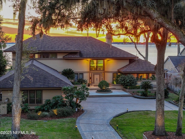 view of front of house featuring a lawn