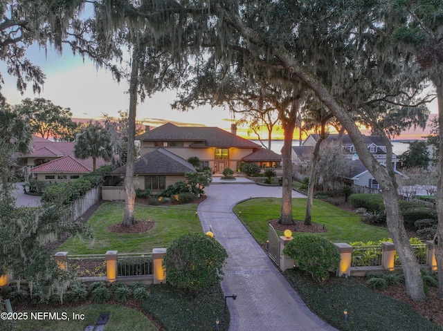 view of front of property featuring a lawn