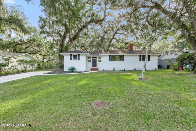 ranch-style house featuring a front yard