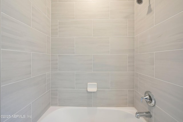 bathroom featuring tiled shower / bath combo