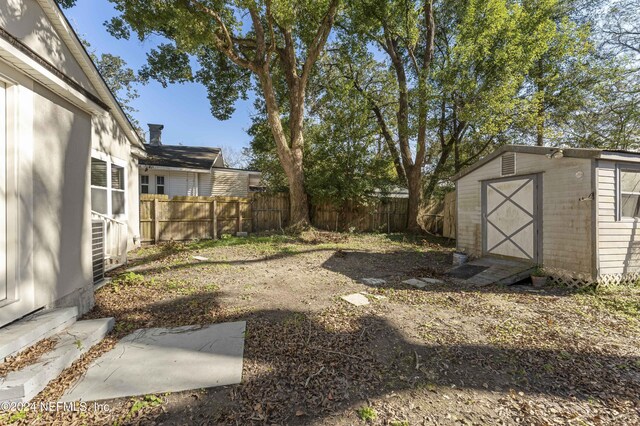 view of yard with a storage shed