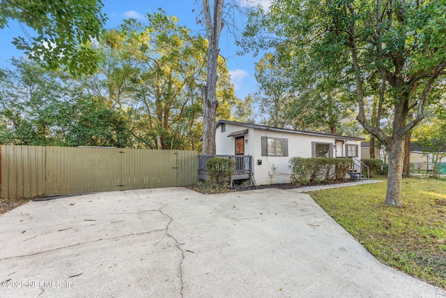 view of front of property featuring a front yard