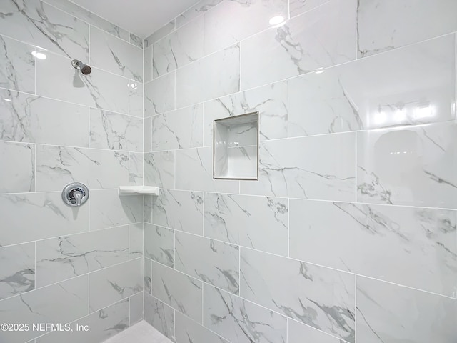 bathroom featuring a tile shower