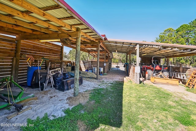 view of yard featuring an outdoor structure