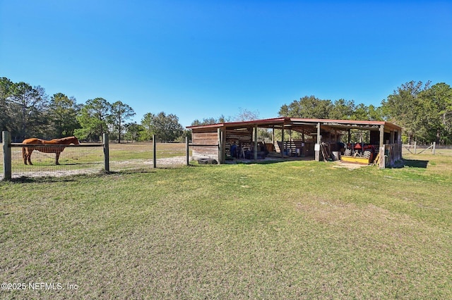 view of yard with an outbuilding