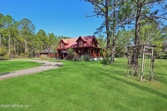 view of front of property featuring a front lawn