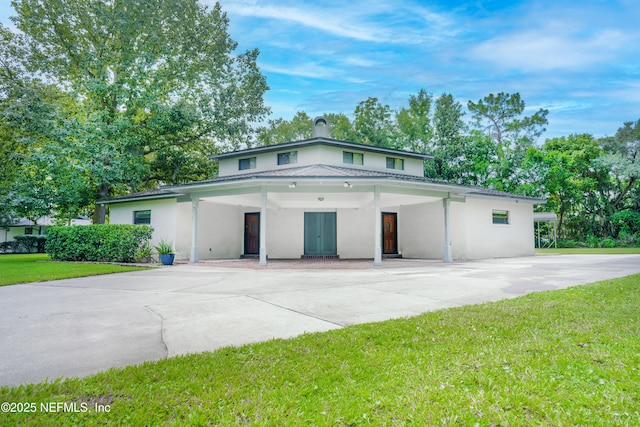 view of front facade featuring a front lawn