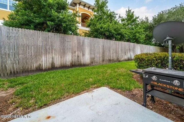 view of yard with a patio area