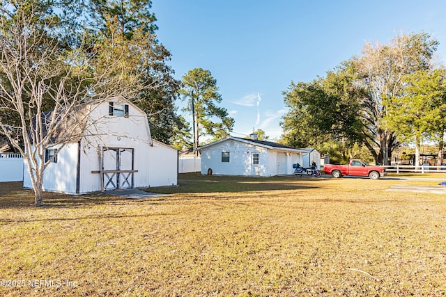 view of yard featuring a storage unit