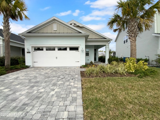 view of front of property featuring a front lawn and a garage