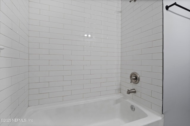 bathroom featuring tiled shower / bath