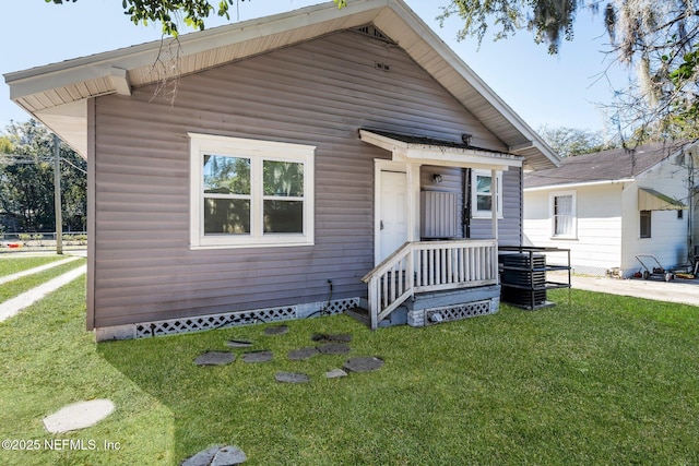 view of front of property featuring a front yard