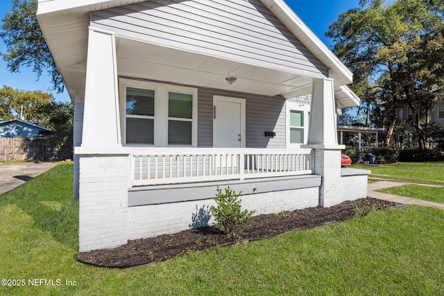 view of front of property featuring a front yard and a porch