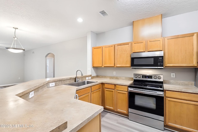 kitchen featuring electric stove, decorative light fixtures, sink, and a textured ceiling