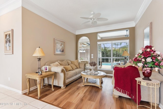 living room featuring crown molding, light hardwood / wood-style floors, and ceiling fan