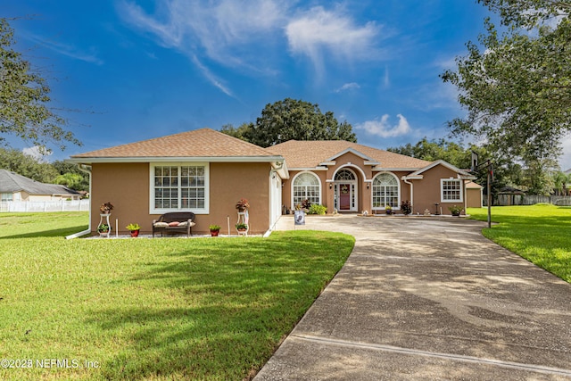 view of front of property featuring a front lawn