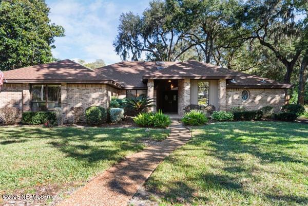 ranch-style house featuring a front lawn