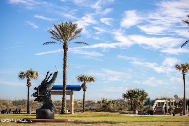 view of property's community featuring a yard