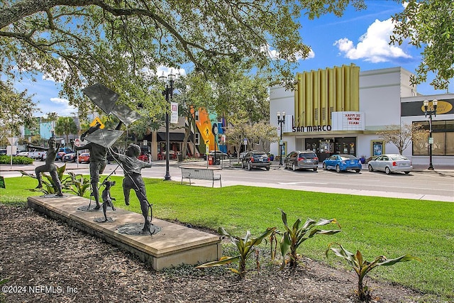 view of property's community featuring a lawn