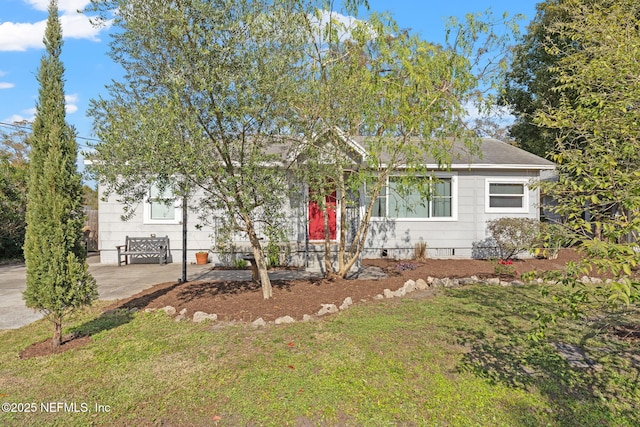 view of front facade with a front lawn