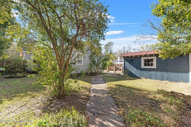 view of yard with an outdoor structure