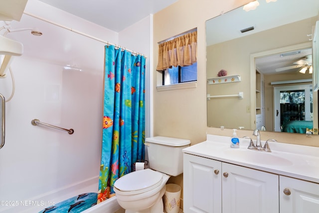 bathroom featuring a shower with shower curtain, vanity, toilet, and ceiling fan