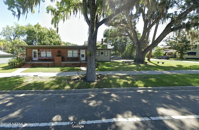 view of front of home featuring a front lawn