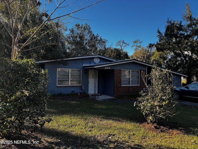 view of front facade featuring a front yard