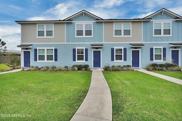 view of front facade featuring a front yard