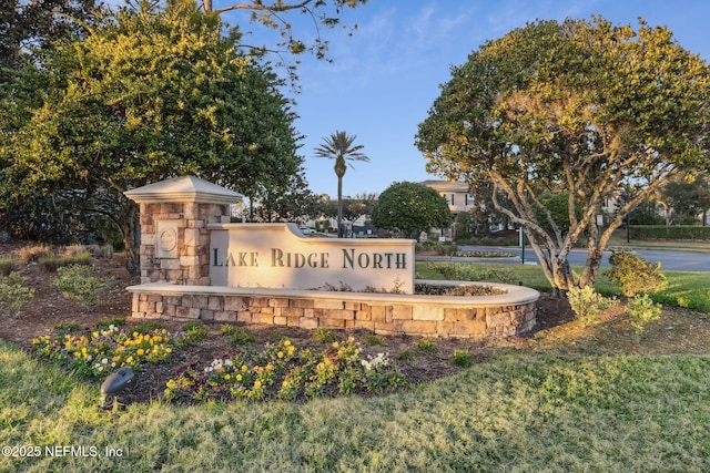 view of community / neighborhood sign