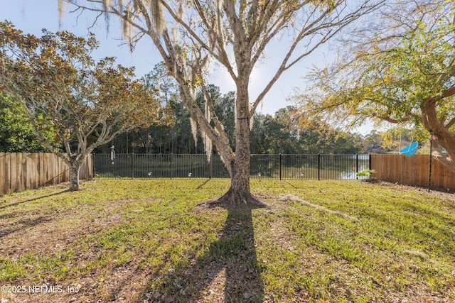 view of yard featuring a water view