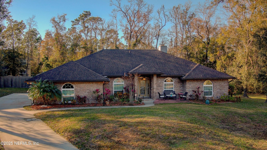 view of front of property featuring a front yard