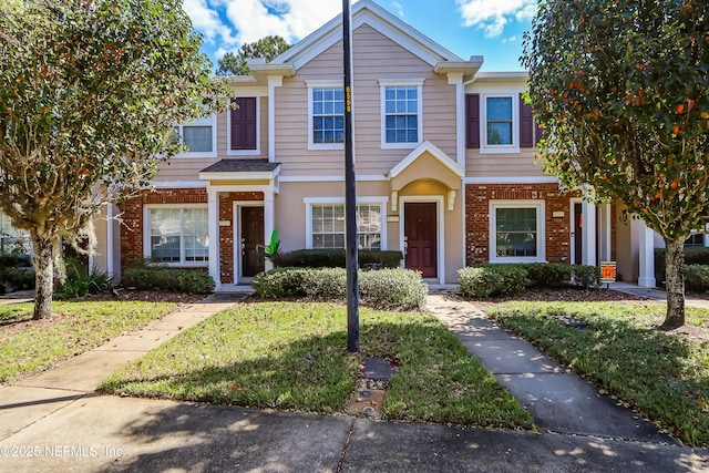 multi unit property featuring a front lawn