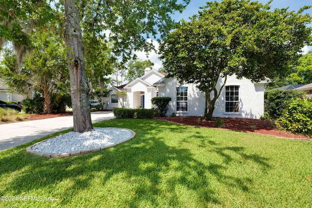 view of front of house featuring a front lawn