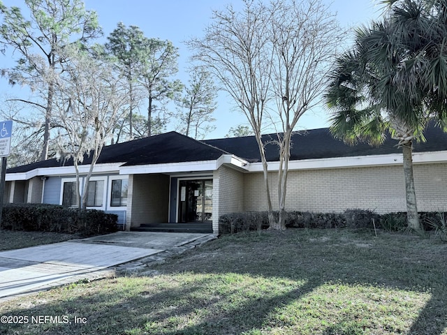 single story home with a front yard