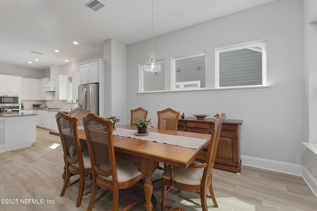 dining space featuring light wood-style flooring, recessed lighting, visible vents, and baseboards