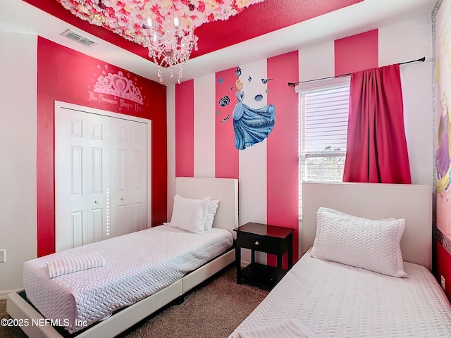 bedroom with carpet, an inviting chandelier, and a closet