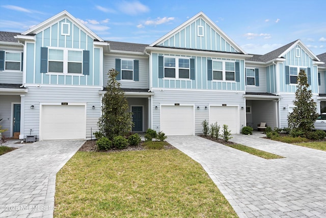 townhome / multi-family property featuring a front yard