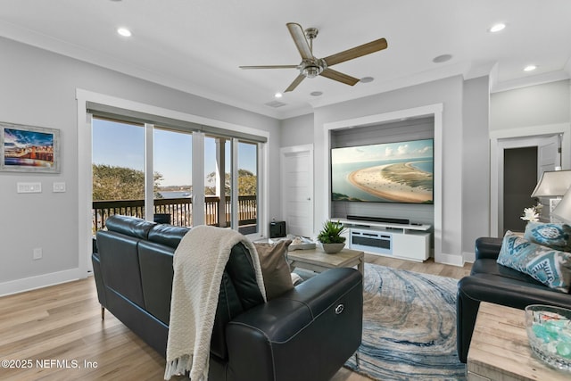 living area featuring light wood finished floors, baseboards, ornamental molding, and recessed lighting